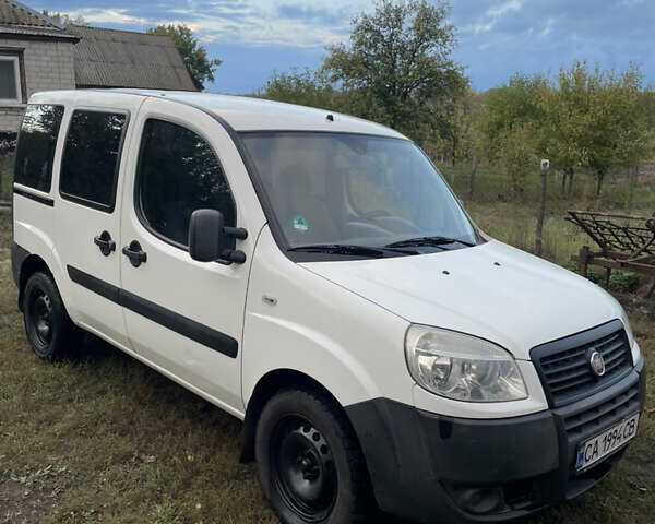 Белый Фиат Добло, объемом двигателя 1.3 л и пробегом 210 тыс. км за 5200 $, фото 2 на Automoto.ua
