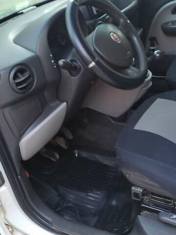 Белый Фиат Добло, объемом двигателя 1.9 л и пробегом 323 тыс. км за 5100 $, фото 3 на Automoto.ua