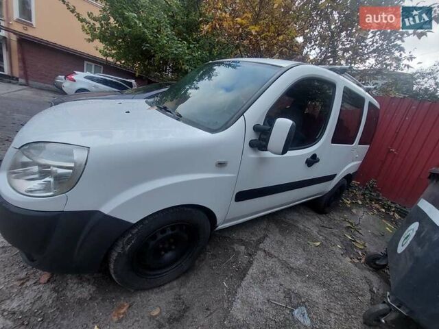 Белый Фиат Добло, объемом двигателя 1.9 л и пробегом 250 тыс. км за 5000 $, фото 1 на Automoto.ua