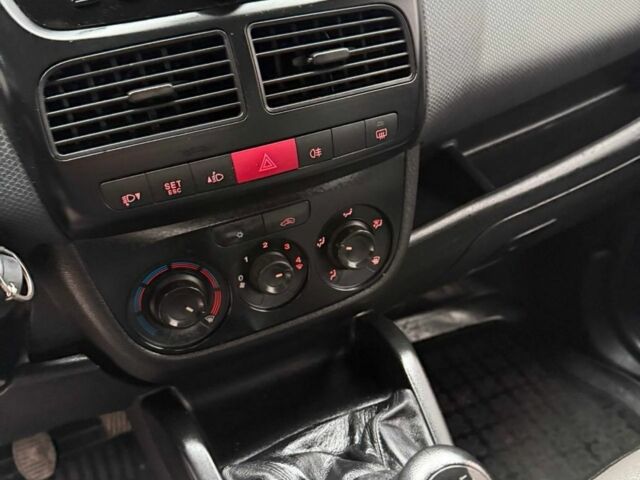 Белый Фиат Добло, объемом двигателя 1.2 л и пробегом 220 тыс. км за 5999 $, фото 13 на Automoto.ua