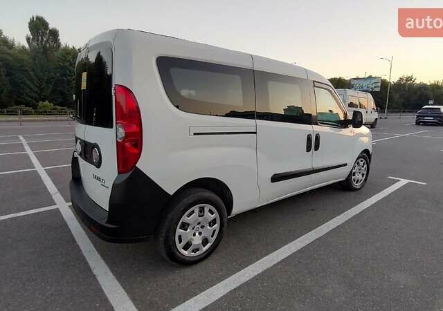 Белый Фиат Добло, объемом двигателя 1.6 л и пробегом 200 тыс. км за 7600 $, фото 4 на Automoto.ua