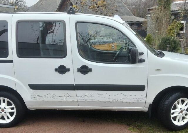 Белый Фиат Добло, объемом двигателя 1.4 л и пробегом 140 тыс. км за 5900 $, фото 4 на Automoto.ua