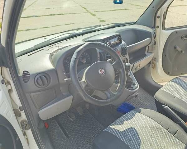 Белый Фиат Добло, объемом двигателя 1.37 л и пробегом 245 тыс. км за 4800 $, фото 7 на Automoto.ua