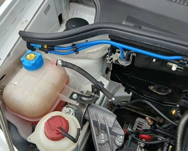 Белый Фиат Добло, объемом двигателя 1.4 л и пробегом 35 тыс. км за 8500 $, фото 7 на Automoto.ua