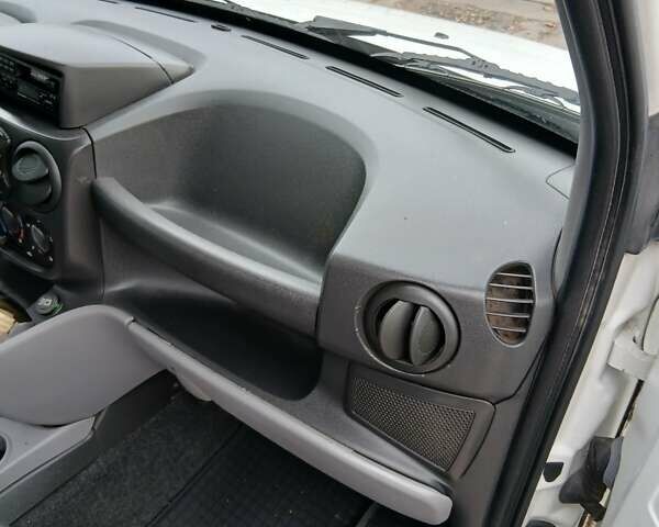 Белый Фиат Добло, объемом двигателя 1.4 л и пробегом 35 тыс. км за 8500 $, фото 17 на Automoto.ua