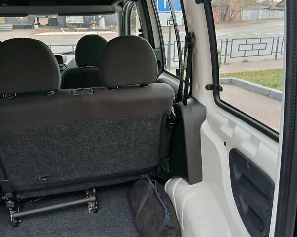 Белый Фиат Добло, объемом двигателя 1.4 л и пробегом 35 тыс. км за 8500 $, фото 23 на Automoto.ua