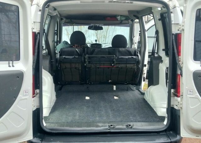 Белый Фиат Добло, объемом двигателя 1.4 л и пробегом 140 тыс. км за 5900 $, фото 7 на Automoto.ua