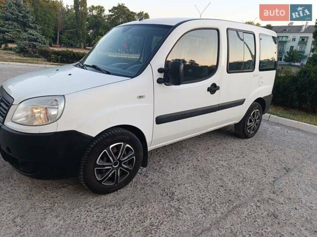 Белый Фиат Добло, объемом двигателя 1.4 л и пробегом 290 тыс. км за 4700 $, фото 1 на Automoto.ua