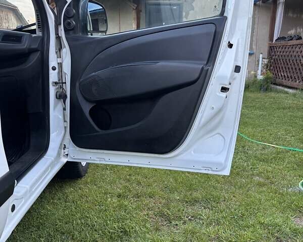 Белый Фиат Добло, объемом двигателя 1.2 л и пробегом 410 тыс. км за 4500 $, фото 9 на Automoto.ua