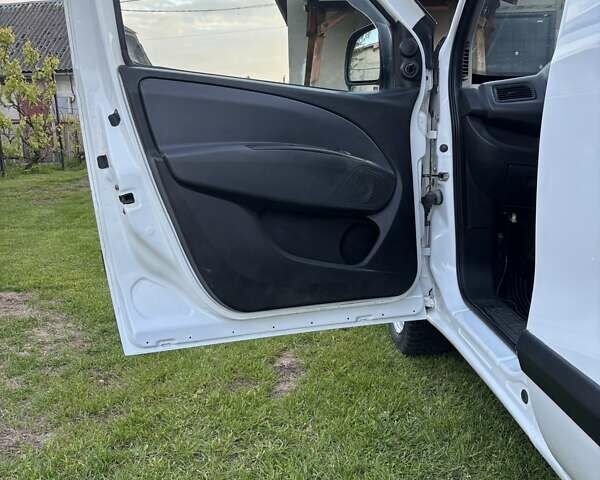 Белый Фиат Добло, объемом двигателя 1.2 л и пробегом 410 тыс. км за 4500 $, фото 8 на Automoto.ua