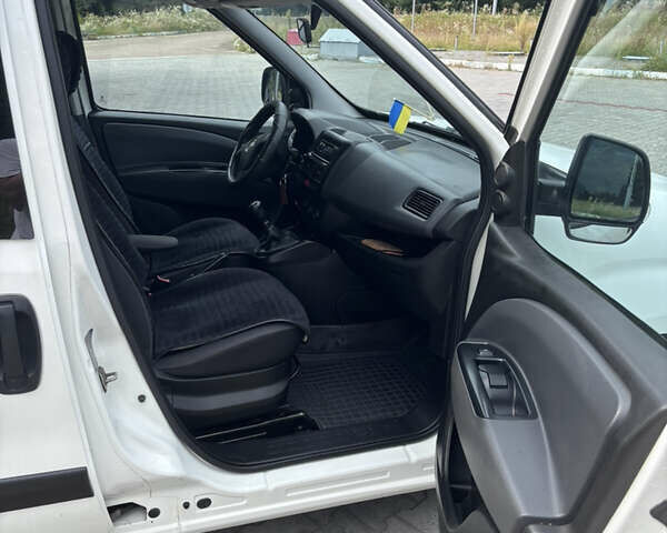 Белый Фиат Добло, объемом двигателя 1.3 л и пробегом 247 тыс. км за 6599 $, фото 19 на Automoto.ua