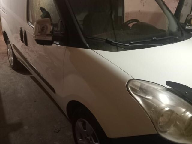 Белый Фиат Добло, объемом двигателя 1.2 л и пробегом 380 тыс. км за 3300 $, фото 2 на Automoto.ua