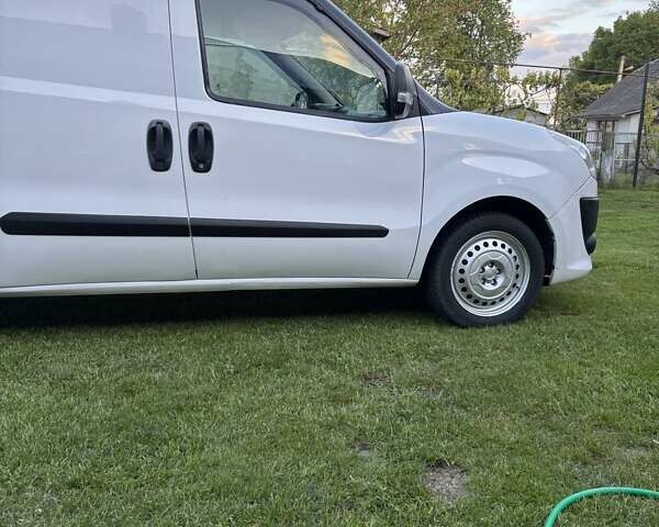 Белый Фиат Добло, объемом двигателя 1.2 л и пробегом 410 тыс. км за 4500 $, фото 2 на Automoto.ua