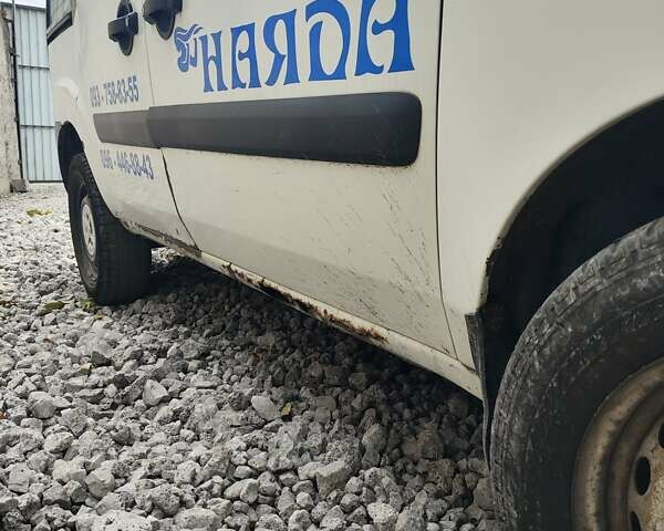 Белый Фиат Добло, объемом двигателя 1.3 л и пробегом 300 тыс. км за 2990 $, фото 3 на Automoto.ua