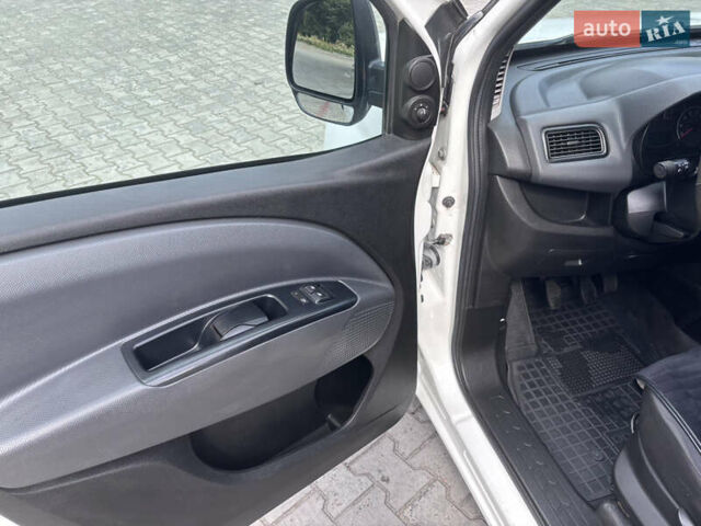 Белый Фиат Добло, объемом двигателя 1.3 л и пробегом 247 тыс. км за 6599 $, фото 17 на Automoto.ua