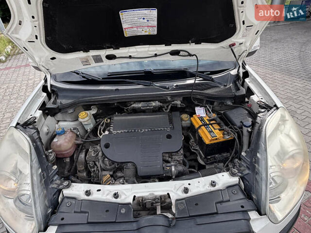 Белый Фиат Добло, объемом двигателя 1.3 л и пробегом 247 тыс. км за 6599 $, фото 31 на Automoto.ua