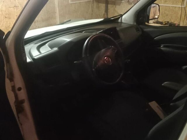 Белый Фиат Добло, объемом двигателя 1.2 л и пробегом 380 тыс. км за 3300 $, фото 3 на Automoto.ua