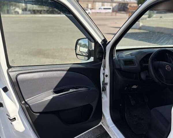 Белый Фиат Добло, объемом двигателя 1.2 л и пробегом 505 тыс. км за 4800 $, фото 23 на Automoto.ua