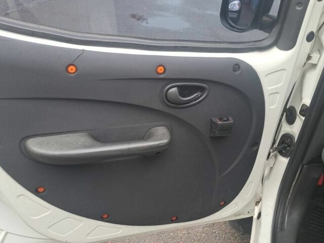 Белый Фиат Добло, объемом двигателя 1.4 л и пробегом 260 тыс. км за 3300 $, фото 4 на Automoto.ua