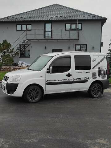 Белый Фиат Добло, объемом двигателя 1.37 л и пробегом 268 тыс. км за 4800 $, фото 1 на Automoto.ua