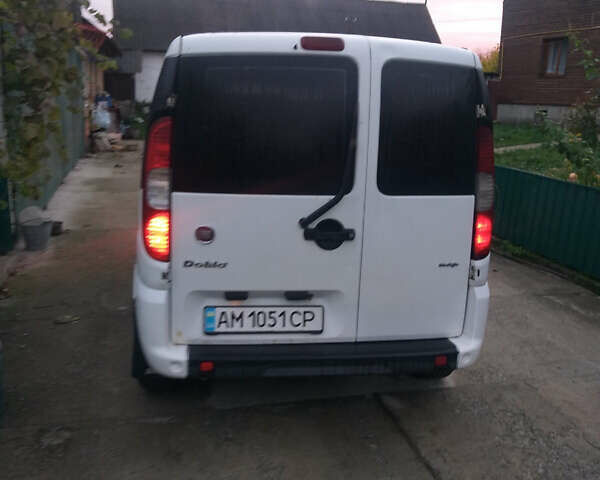 Белый Фиат Добло, объемом двигателя 1.3 л и пробегом 235 тыс. км за 6299 $, фото 3 на Automoto.ua