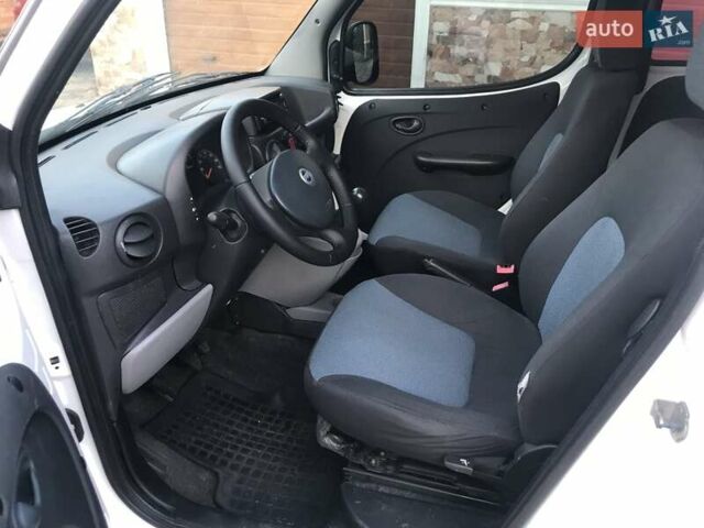 Белый Фиат Добло, объемом двигателя 1.25 л и пробегом 247 тыс. км за 6100 $, фото 7 на Automoto.ua