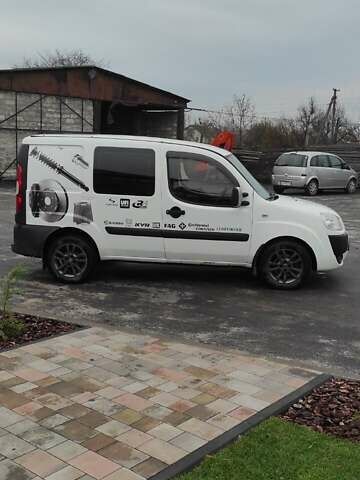 Белый Фиат Добло, объемом двигателя 1.37 л и пробегом 268 тыс. км за 4800 $, фото 4 на Automoto.ua