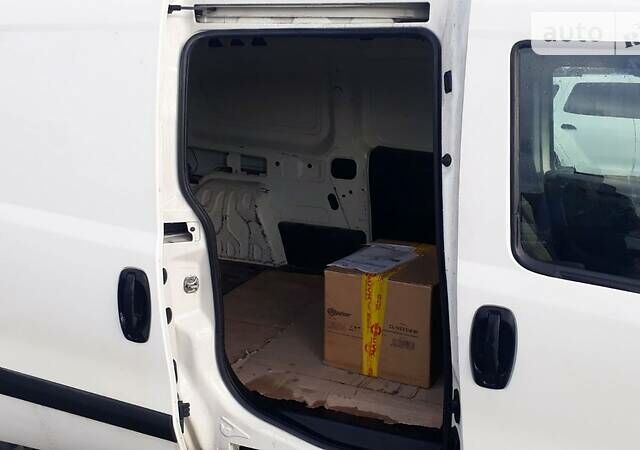 Белый Фиат Добло, объемом двигателя 1.6 л и пробегом 310 тыс. км за 9500 $, фото 11 на Automoto.ua