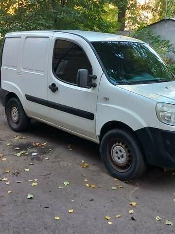 Белый Фиат Добло, объемом двигателя 1.4 л и пробегом 257 тыс. км за 4500 $, фото 2 на Automoto.ua