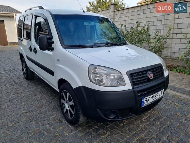 Белый Фиат Добло, объемом двигателя 1.3 л и пробегом 158 тыс. км за 6300 $, фото 1 на Automoto.ua