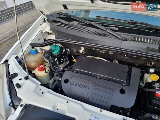 Белый Фиат Добло, объемом двигателя 1.3 л и пробегом 158 тыс. км за 6300 $, фото 15 на Automoto.ua