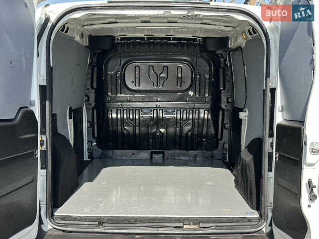 Белый Фиат Добло, объемом двигателя 1.6 л и пробегом 265 тыс. км за 8900 $, фото 15 на Automoto.ua