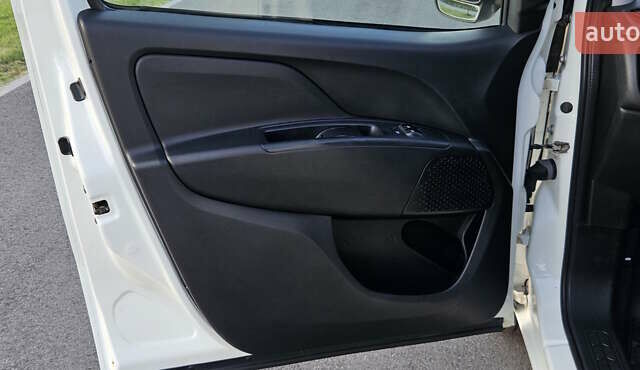 Белый Фиат Добло, объемом двигателя 1.3 л и пробегом 72 тыс. км за 9300 $, фото 19 на Automoto.ua