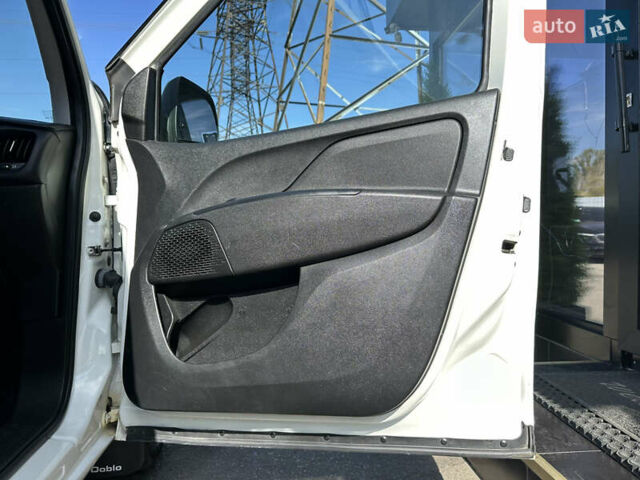 Белый Фиат Добло, объемом двигателя 1.6 л и пробегом 265 тыс. км за 8900 $, фото 19 на Automoto.ua