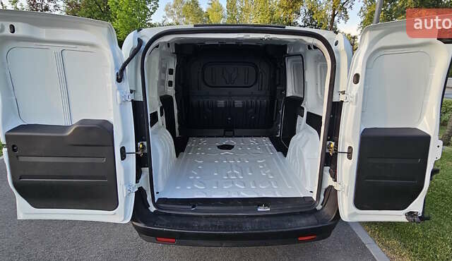 Белый Фиат Добло, объемом двигателя 1.3 л и пробегом 72 тыс. км за 9300 $, фото 11 на Automoto.ua