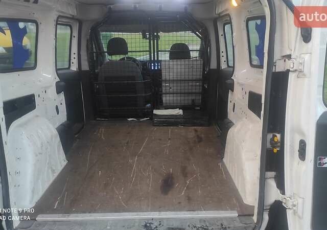 Белый Фиат Добло, объемом двигателя 1.25 л и пробегом 165 тыс. км за 8458 $, фото 9 на Automoto.ua