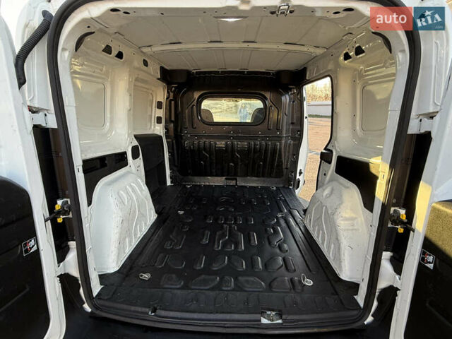 Белый Фиат Добло, объемом двигателя 1.25 л и пробегом 352 тыс. км за 6900 $, фото 23 на Automoto.ua