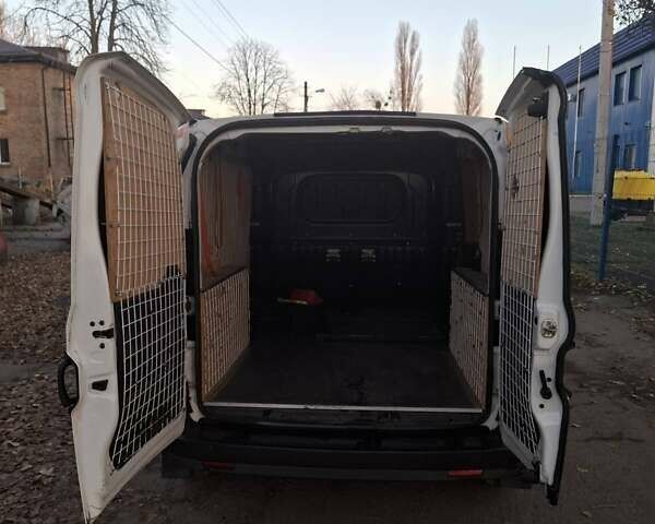 Белый Фиат Добло, объемом двигателя 1.25 л и пробегом 307 тыс. км за 6500 $, фото 5 на Automoto.ua