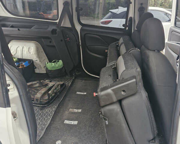 Белый Фиат Добло, объемом двигателя 1.3 л и пробегом 177 тыс. км за 9500 $, фото 10 на Automoto.ua