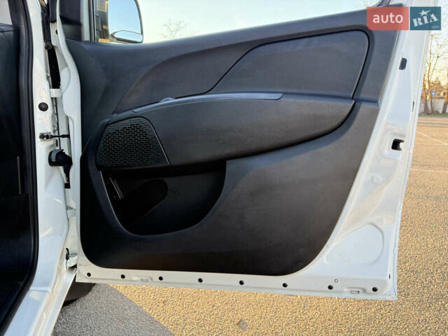 Белый Фиат Добло, объемом двигателя 1.25 л и пробегом 352 тыс. км за 6900 $, фото 18 на Automoto.ua