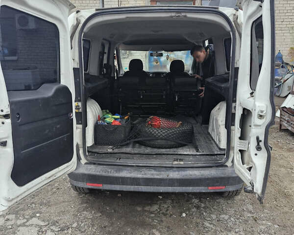 Белый Фиат Добло, объемом двигателя 1.3 л и пробегом 177 тыс. км за 9500 $, фото 11 на Automoto.ua