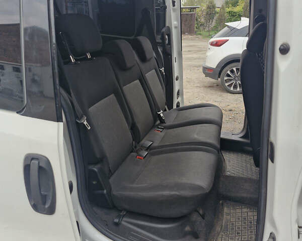 Белый Фиат Добло, объемом двигателя 1.3 л и пробегом 177 тыс. км за 9500 $, фото 1 на Automoto.ua