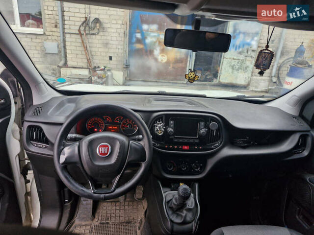 Белый Фиат Добло, объемом двигателя 1.3 л и пробегом 177 тыс. км за 9500 $, фото 2 на Automoto.ua
