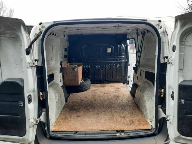 Белый Фиат Добло, объемом двигателя 1.4 л и пробегом 258 тыс. км за 7000 $, фото 2 на Automoto.ua