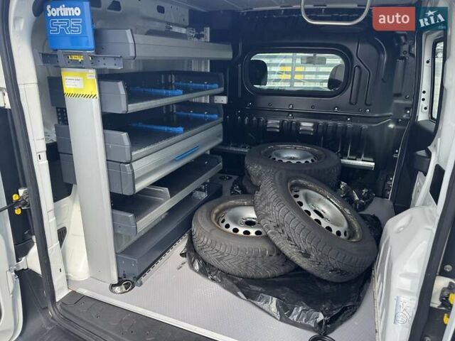 Белый Фиат Добло, объемом двигателя 1.3 л и пробегом 135 тыс. км за 13500 $, фото 4 на Automoto.ua