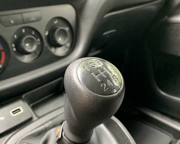 Белый Фиат Добло, объемом двигателя 1.3 л и пробегом 90 тыс. км за 13100 $, фото 21 на Automoto.ua