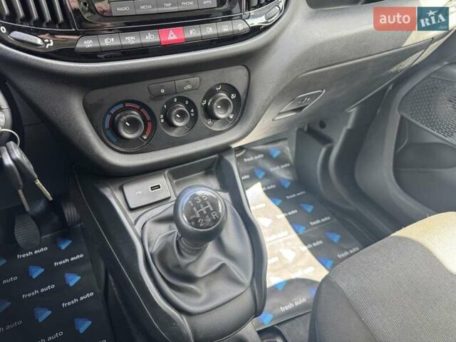 Белый Фиат Добло, объемом двигателя 1.3 л и пробегом 135 тыс. км за 13500 $, фото 22 на Automoto.ua