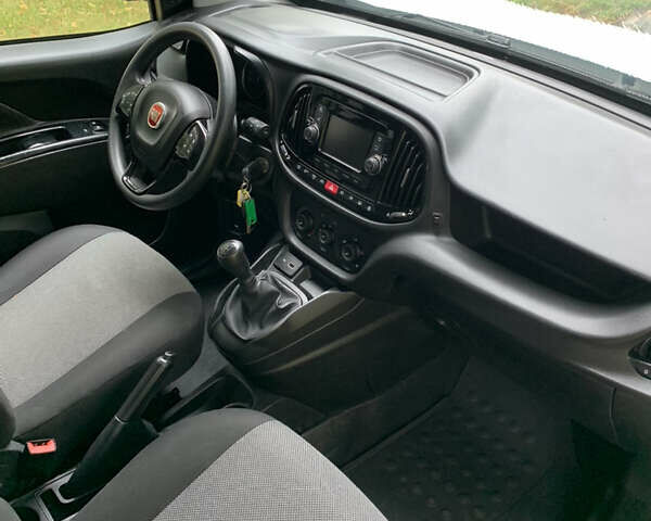 Белый Фиат Добло, объемом двигателя 1.3 л и пробегом 90 тыс. км за 13100 $, фото 22 на Automoto.ua