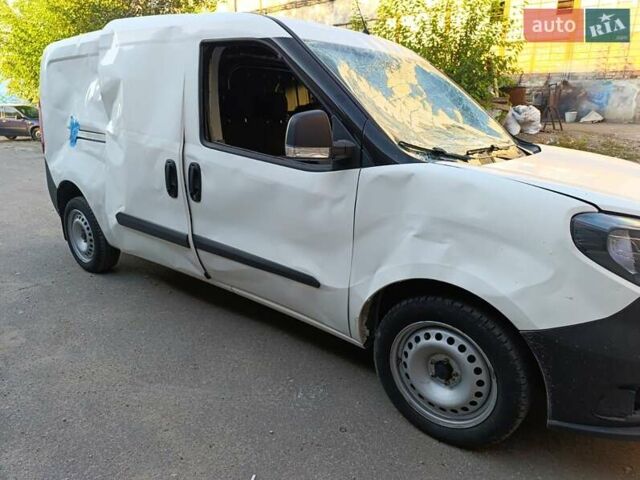 Белый Фиат Добло, объемом двигателя 1.2 л и пробегом 48 тыс. км за 7000 $, фото 3 на Automoto.ua