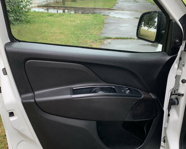 Белый Фиат Добло, объемом двигателя 1.3 л и пробегом 90 тыс. км за 13100 $, фото 16 на Automoto.ua